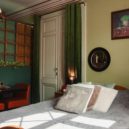 Maison D'Hote Les Notes Endormie Chambre Secrete Berzee エクステリア 写真