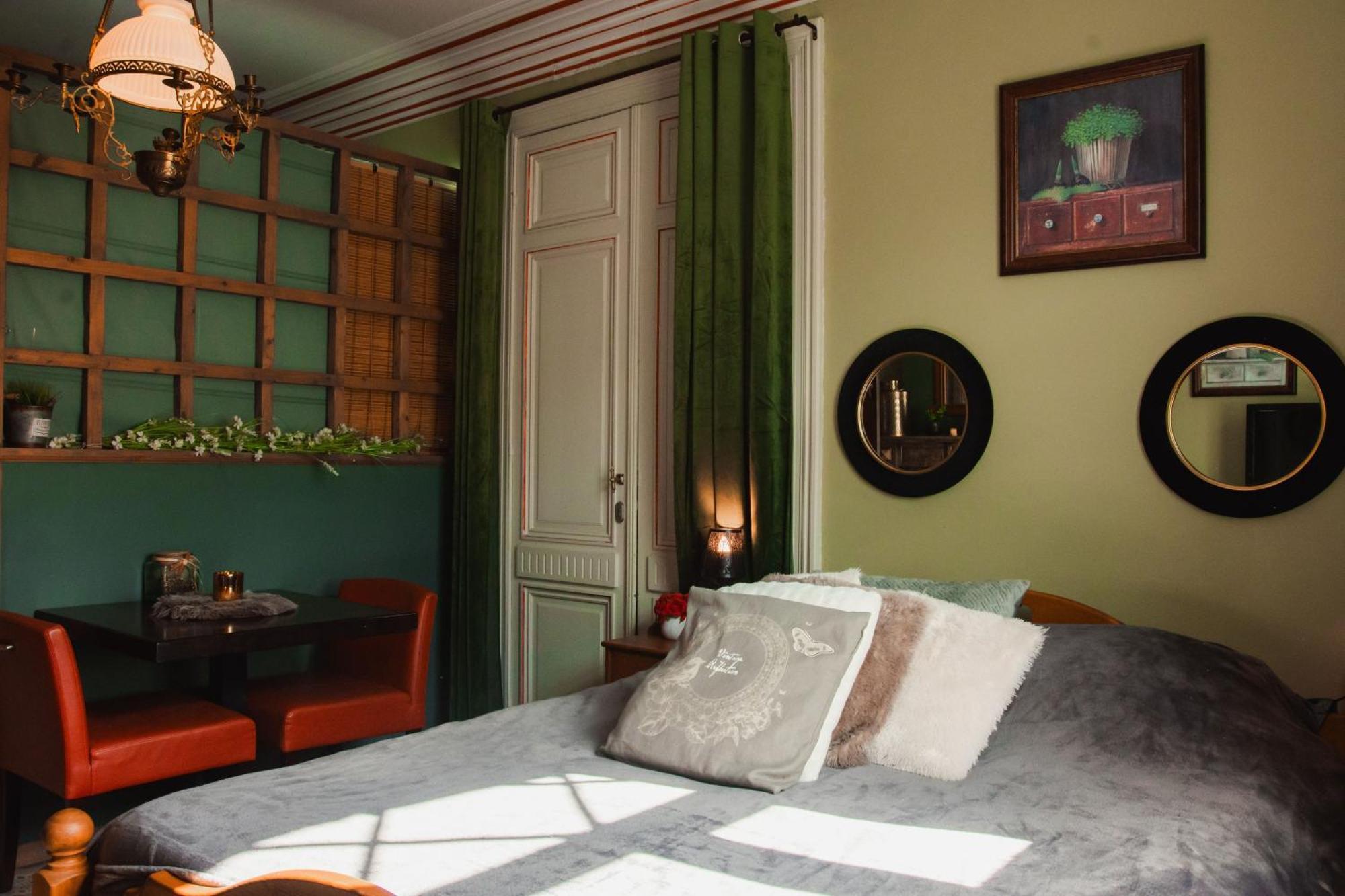 Maison D'Hote Les Notes Endormie Chambre Secrete Berzee エクステリア 写真