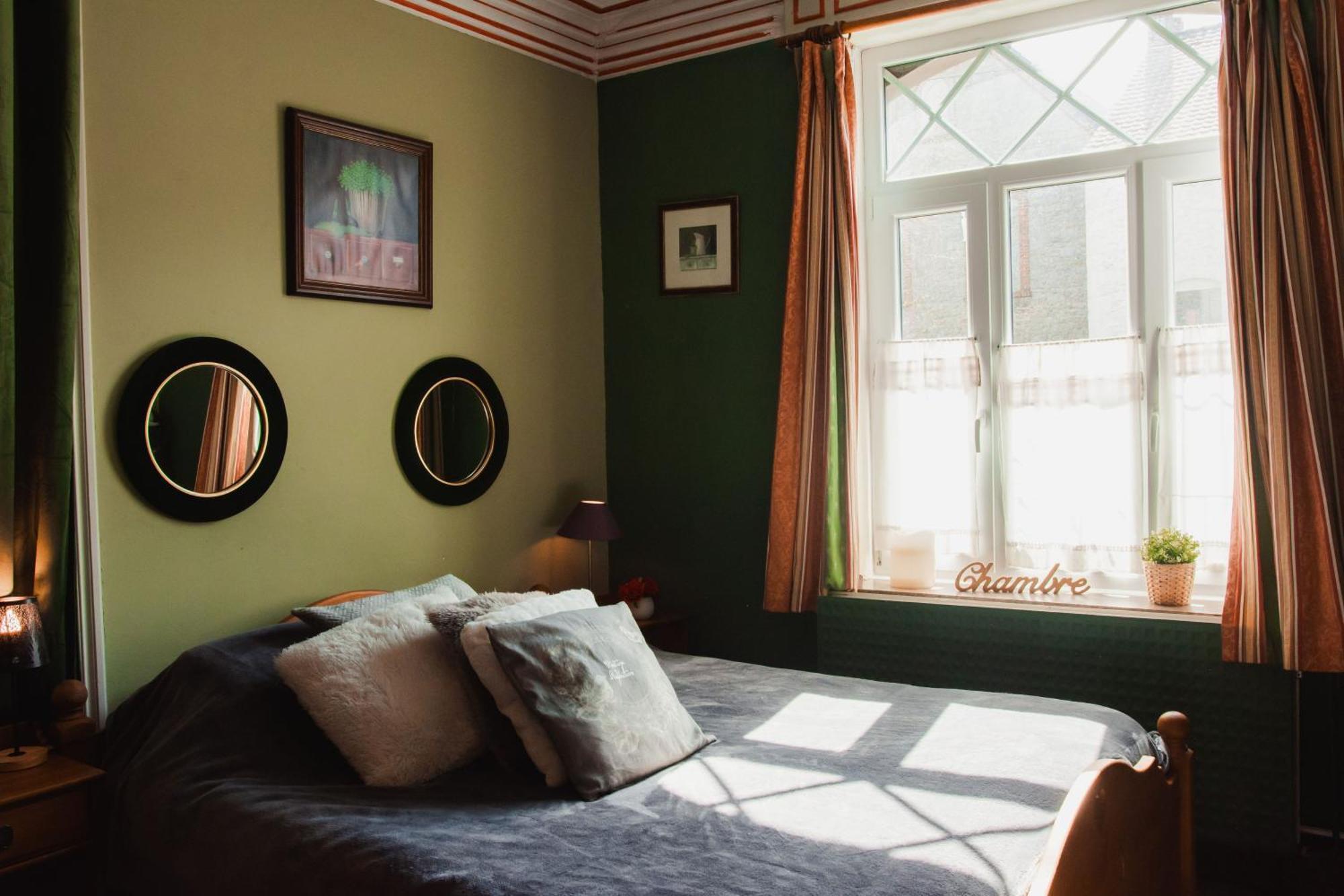 Maison D'Hote Les Notes Endormie Chambre Secrete Berzee エクステリア 写真